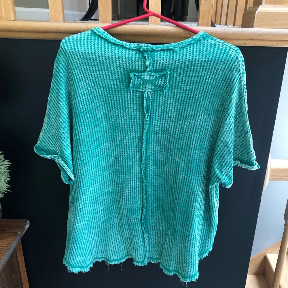Ladies Zenana green short sleeve top. L/XL - Picture 2 of 5